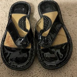 Woman’s 6 Black patent Leather Born Thong Sandals